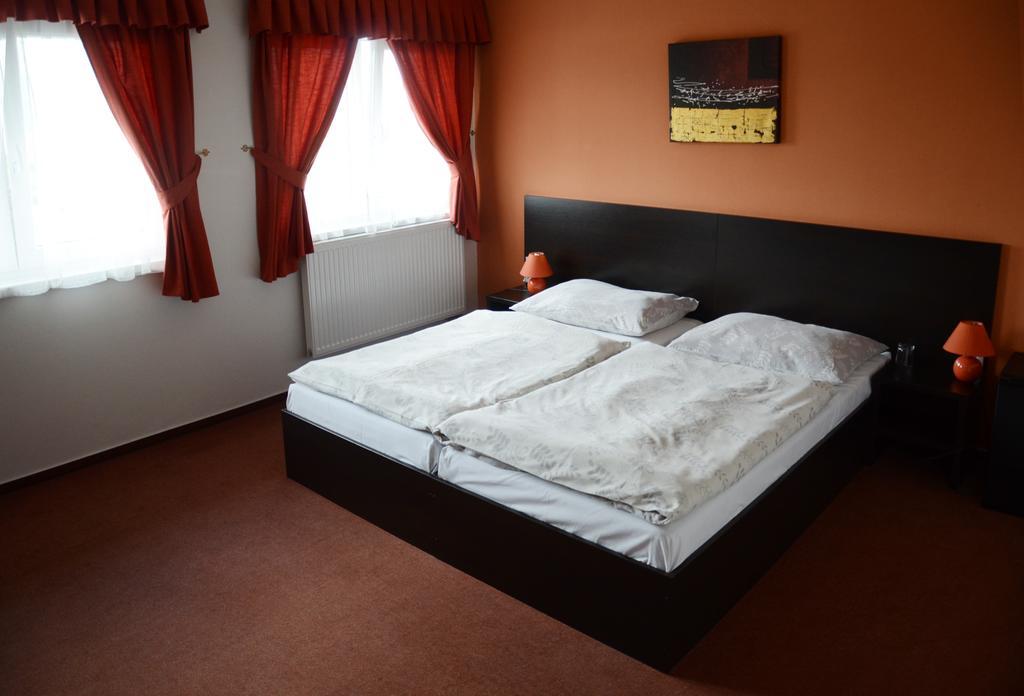 Garni Hotel Fellini Žiar nad Hronom Oda fotoğraf